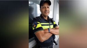 De politie INTIMIDEERT kritische burgers thuis! Maar dat wordt niet gepikt!