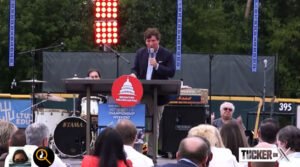 Hinterfrage ihre Lügen und sie werden dich einen Lügner nennen. Ignoriere sie und mach weiter.