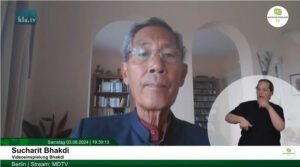 Prof. Bhakdi an der Demo Berlin Corona-Menschenexperiment aufarbeiten sichert Frieden + Gesangsduo Äon Staatsfeind  www.kla.tv30100