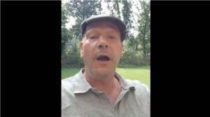 YOURI~ WAAROM BLIJVEN MENSEN OP HUN LUIE REET ZITTEN. STA OP!!!